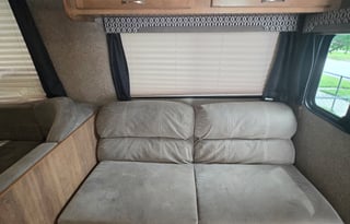 ALL SEASON-2019 Coachmen Legacy Edition Sleeps 10!