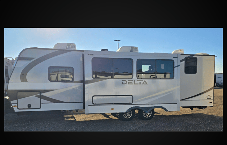 🏞️ Windows to the World
Enjoy those stunning landscapes! The unit features a great large window perfect for gazing out and soaking up those incredible Colorado views right from the comfort of your se