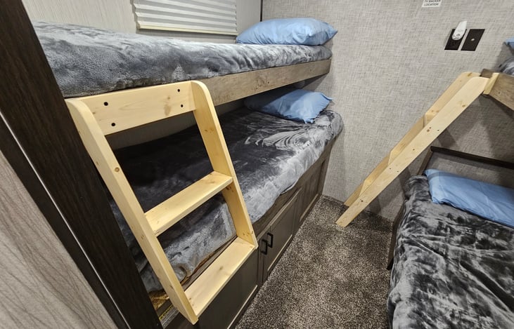 BUNK ROOM OPTION SLEEPING FOR 4. BEDS CAN BE CONFIGURED 2 DIFFERENT WAYS. 4 SINGLE BEDS OR FULL SIZE BED OPTION