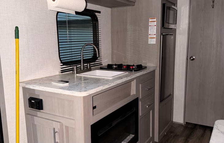 Sink, stove, fireplace