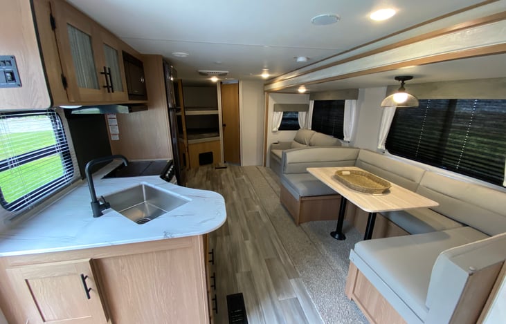 SPACIOUS ENTERTAINING AND KITCHEN AREA