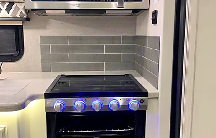 Stove and oven! Spacious kitchen with plenty of counter space.