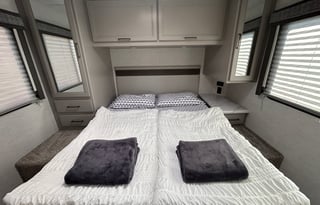 2025 Thor Chateau 30ft. RV -free private shuttle