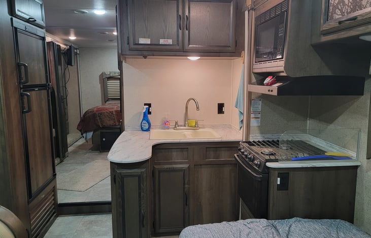 Sink, Kitchen oven/stove, and microwave