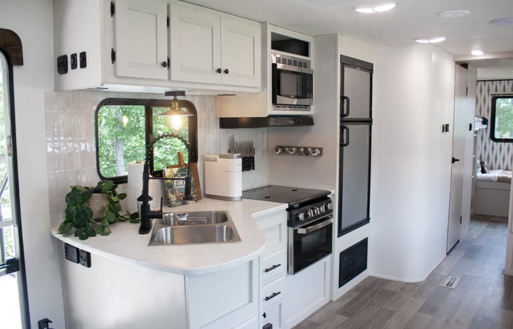 Experience a fully stocked kitchen with all the essentials for seamless cooking.