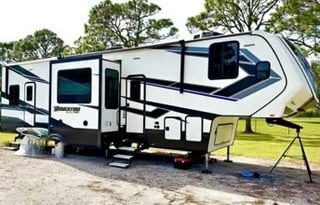 Grand Design Momentum 350G **Toy hauler (OKFL2209)