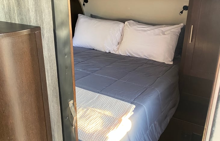 Queen bed/private room