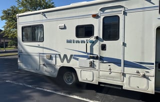 Newly Renovated RV - Minnie - Adventure Machine
