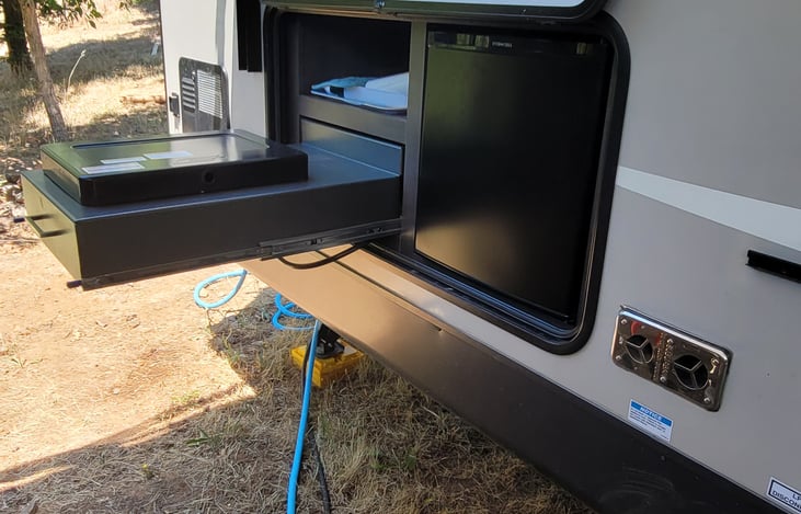 This RV has also a flat-top griddle that mounts to the outside
