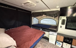 Under 5,000lbs, pet friendly, toy hauler sleeps 4