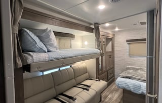 RV Queen's Bunk House!!! Sleeps 8! "Daisy"