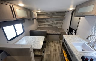 Dutchmen Coleman 17B Camper - Lightweight!