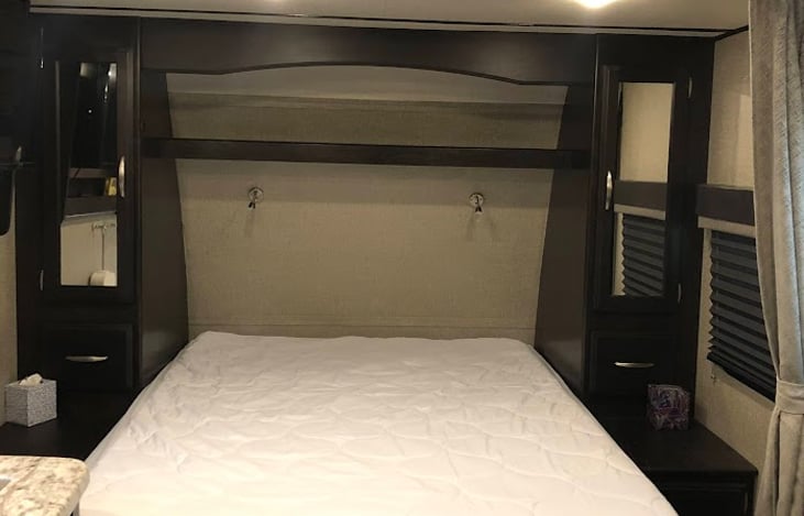 Murphy bed, 2 reading lights, blue or white light.