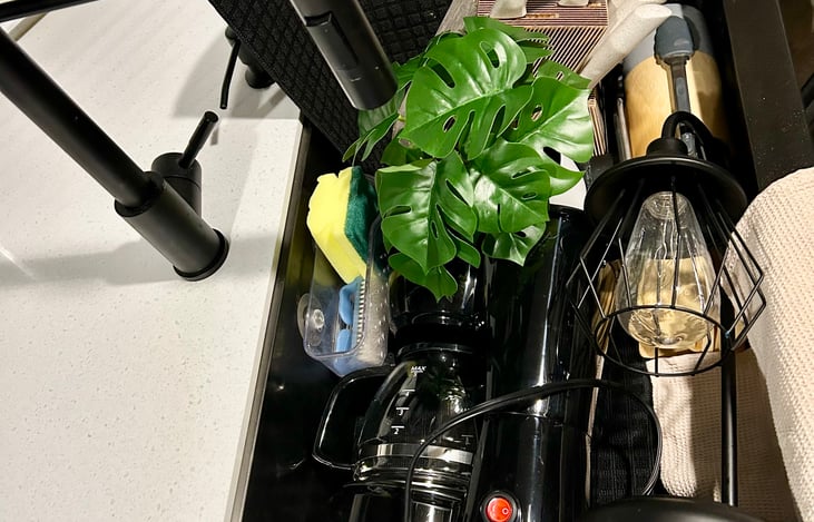 During travel everything on the kitchen counter, fits neatly in the sink. As well as the little plant from the table.