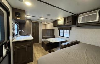 Lightweight, sleeps 6, upgrades! 400W solar system