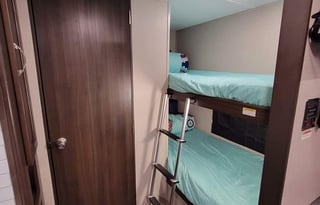 BUNKS☆Queen☆22ft☆Exit 407