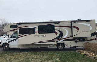 32ft Class C w/Outdoor Kitchen, all items included