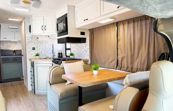 Relax in this spacious Thor Majestic 28A — a Las Vegas RV rental that’s family friendly, pet friendly, and sleeps 6. Perfect for glamping or unwinding after long event days.