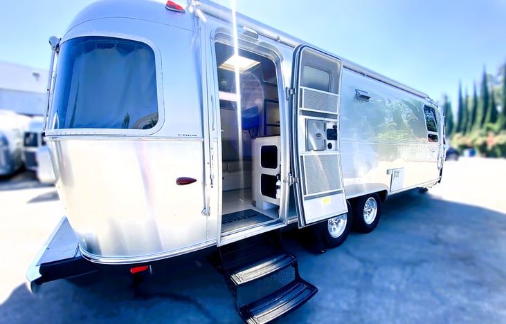 Iconic Airstream Exterior – Luxury Travel Trailer Rental Orange County