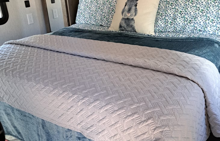 Private Bedroom (Rv King Bed Sleeps 2)