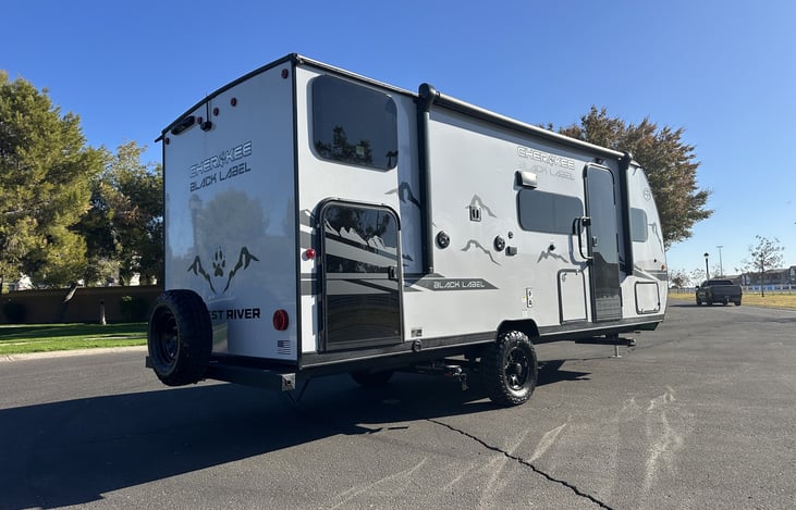 Additional exterior profile photo showing trailer condition and size.