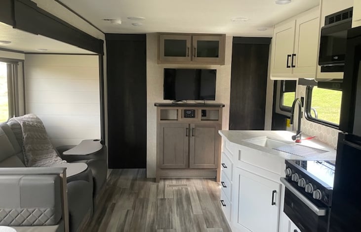 Showing both doors close to queen bedroom for privacy