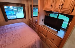 Beautiful 2011 Thor Four Winds Hurricane 32A