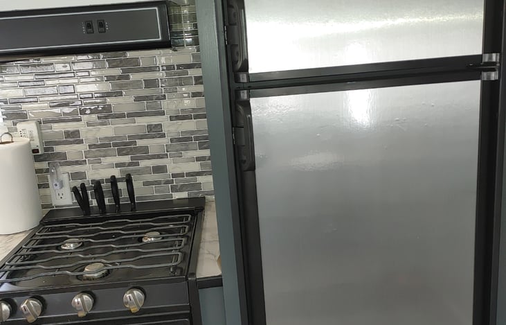 3 Burner propane stove / Microwave / Frezzer / Refrigerator