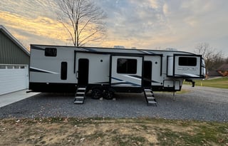 2022 Arctic Wolf 5th wheel sleeps 8-10