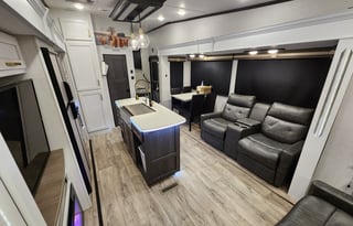 Pet Friendly Full Service Luxury 2 Bedroom RV