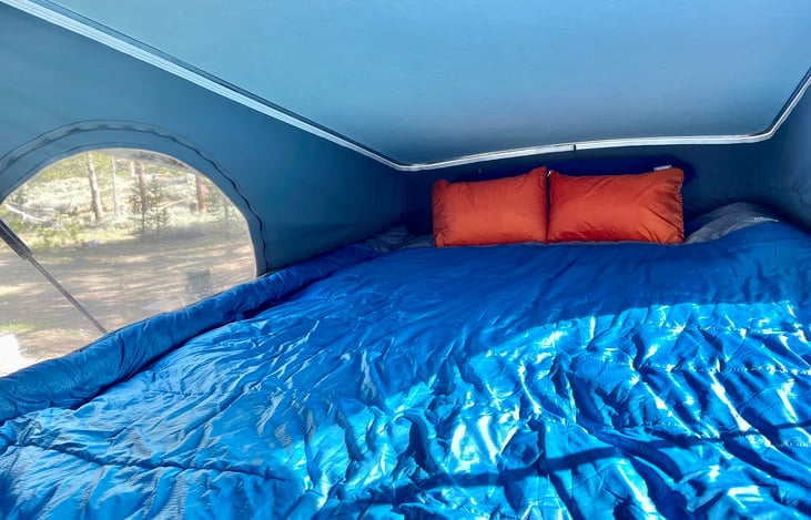 Pop-up Sleeping Area
Pop-up sleeping area deploys and returns with ease. This bed measures 52" x 78" and is very comfortable for two grown adults. Easy ladder access.