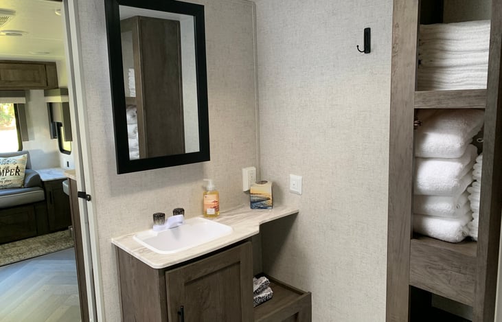 This is a full size bathroom. Linens are included.