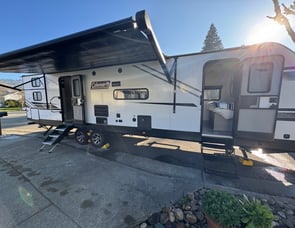 Dutchmen RV Coleman Light 3215BH