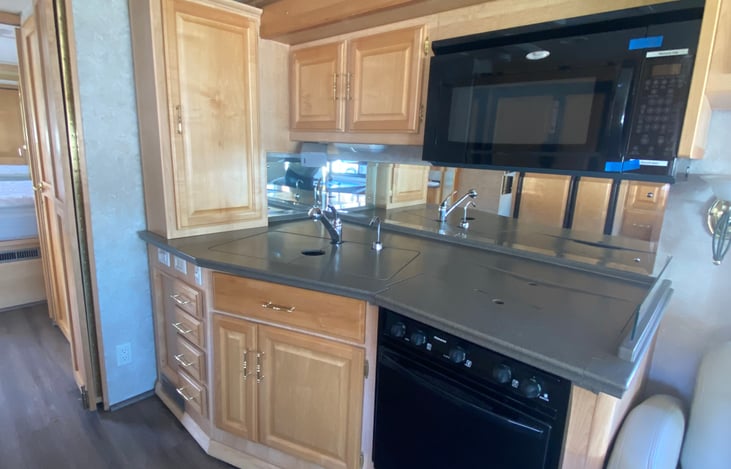 Kitchen area with sink, stove, oven, drinkable water and microwave