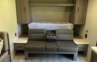 The Getaway Queen -Bunkhouse- Sleeps 6-8
