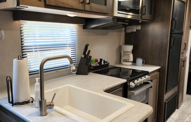 Fully stocked kitchen!