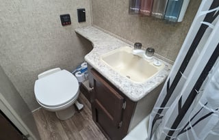 Fun-Sized Family Camper <4000lbs! Features Galore!