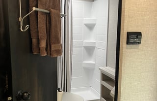 Lone Pine Go Play Bunkhouse