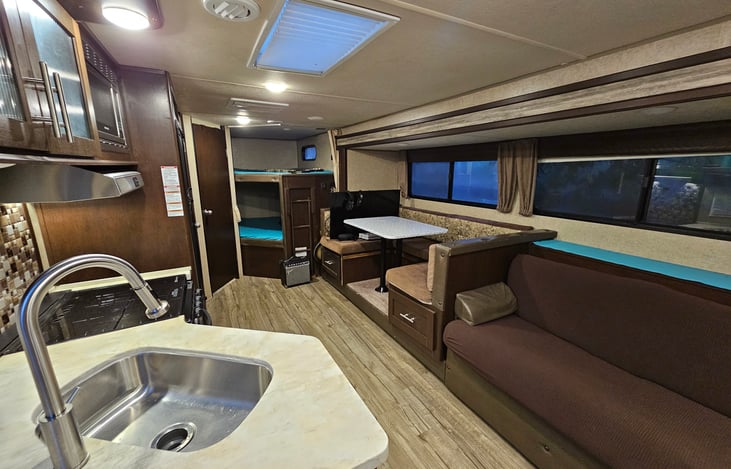 Interior linen colors vary