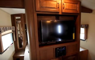 Spacious 26 footer with 2 slides...easy to haul!