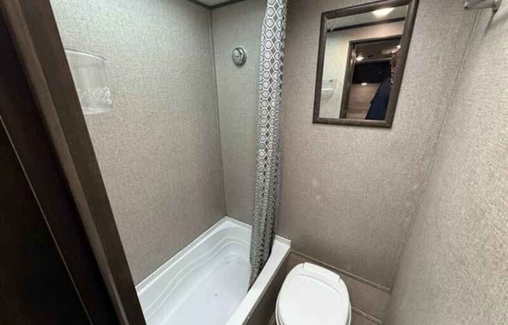 Bathtub/shower and toilet