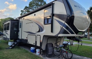 2020 Montana High Country 38' Glamper