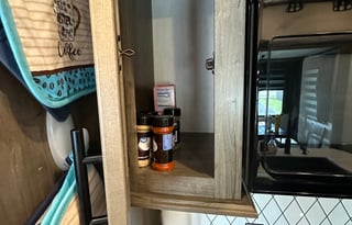 Comfortable Pet Friendly RV Loaded with Extras!!