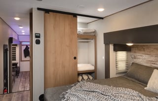 44' 5th Wheel w/ Rear Bath/Bunkhouse Sleeps 8