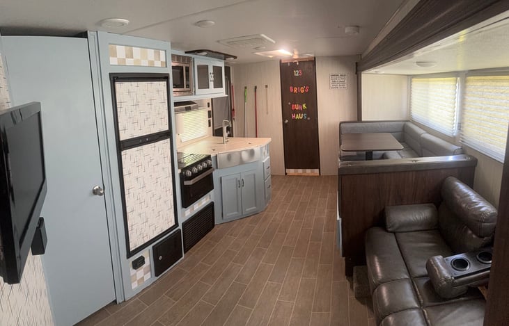 Refreshed kitchen & lounge