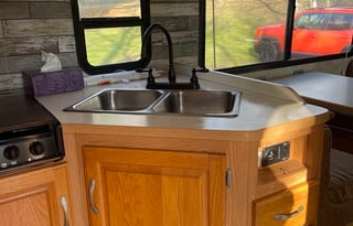Adventure Awaits in This 2004 Thor Motor Coach!!