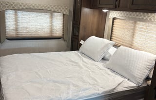 The Queen – Class C Bunkhouse, Sleeps 8