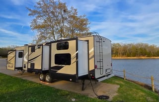 The Easy Living Retreat | Spacious RV + 1.5 Bath