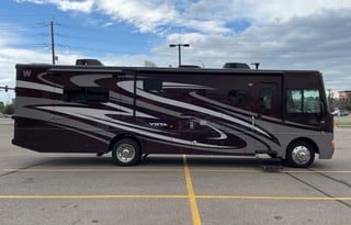 Winnebago Vista 35F (2 toilets / 1.5 bath)