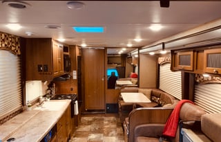 Lucy - Luxury RV for Your Stay in Camp Sherman